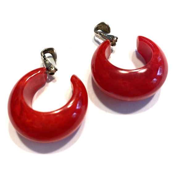 Vintage Clip On Earrings Faux Hoops Cherry Red Lucite Swirl Mod 1960’s Fashion - Picture 7 of 7